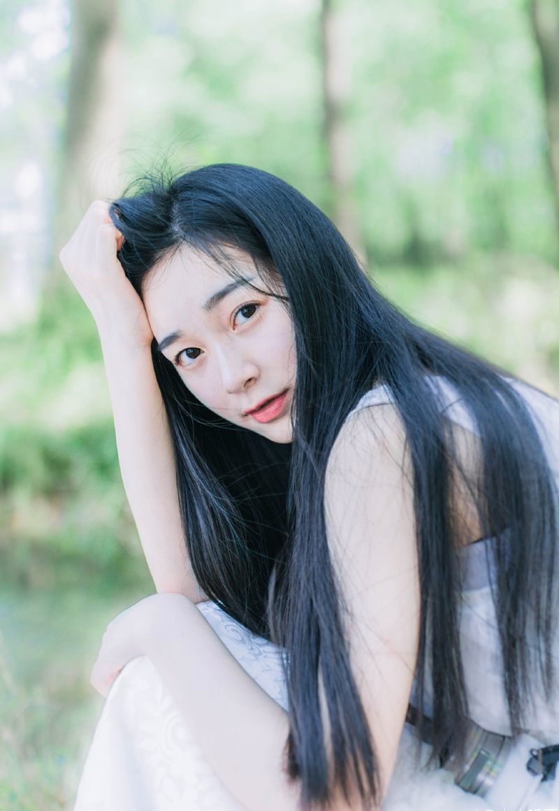 “那老将就是严颜？”魏延坐在马上，收起了千里镜，看向身边的邓贤问道。